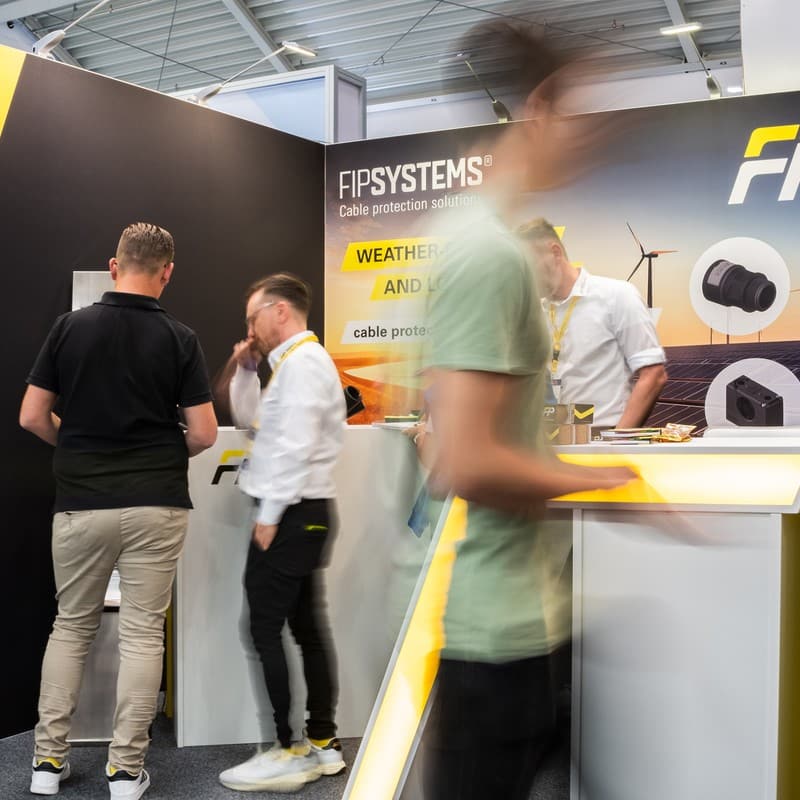 Konzeption, Produktion und Fullservice-Betrieb eines individuellen, modularen und variablen Messestand-Systems im Markenlook.