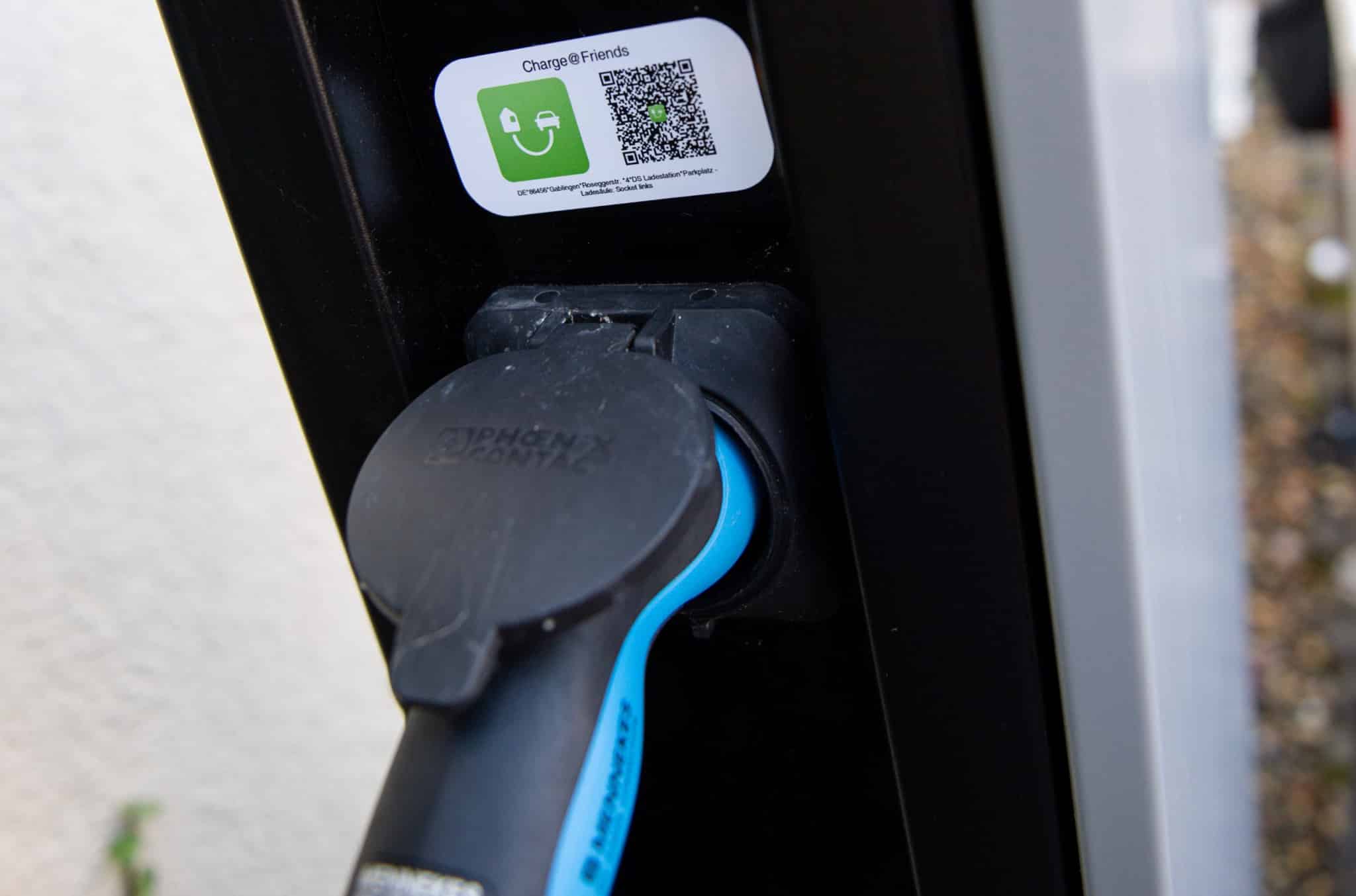 Ein QR-Code auf der Wallbox ermöglicht das Einloggen über die Charge at Friends-App