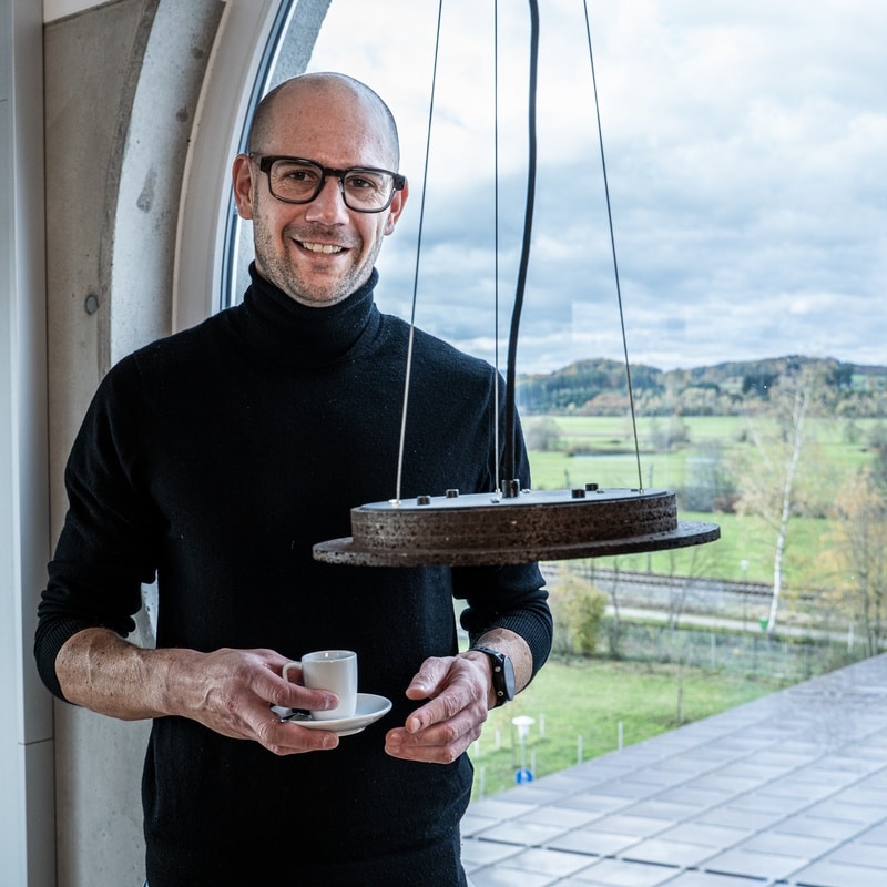 Jo Becker denkt Licht neu: Mit seiner Firma Beolum entwickelt er Leuchten aus Flachs, Holz und Kaffeesatz.